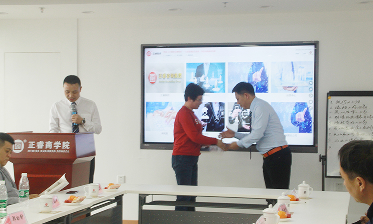 石獅市服裝產(chǎn)業(yè)聯(lián)盟、石獅市染整同業(yè)公會(huì)來我司參訪交流并赴標(biāo)桿項(xiàng)目德永佳參觀學(xué)習(xí)