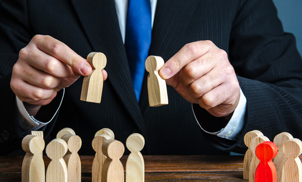 如何根據(jù)行業(yè)和市場狀況進行薪酬調(diào)整？