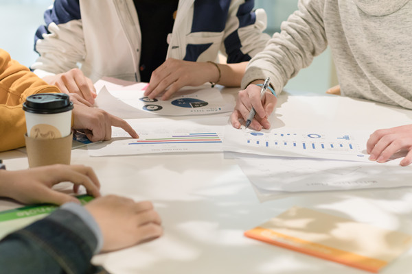 培養(yǎng)組織人才，提升員工素質(zhì)和技能，增強(qiáng)核心競(jìng)爭(zhēng)力