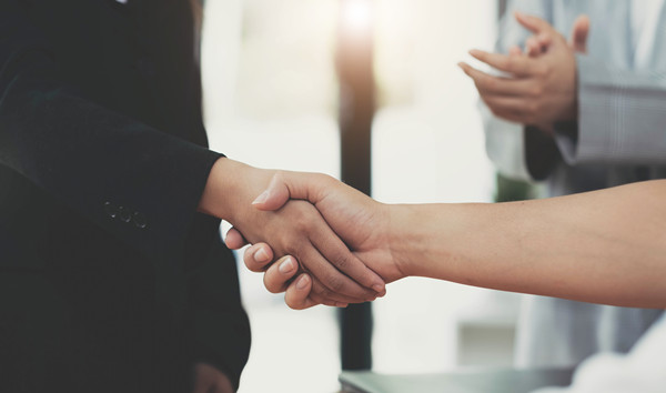 集團(tuán)如何建立和維護(hù)與戰(zhàn)略合作伙伴的關(guān)系？