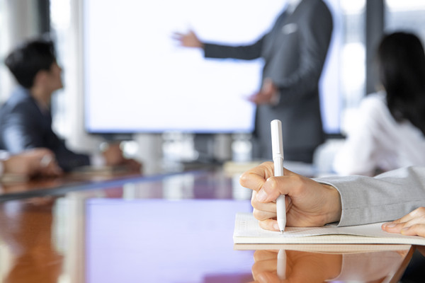 績效輔導(dǎo)：為員工提供指導(dǎo)和支持，促進員工發(fā)展