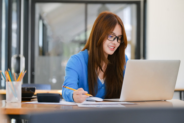 集團(tuán)管控中的財(cái)務(wù)管理：策略、風(fēng)險(xiǎn)與內(nèi)部控制