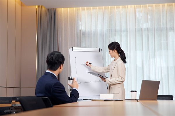 創(chuàng)新薪酬管理模式，構(gòu)建高效激勵(lì)與留任新機(jī)制