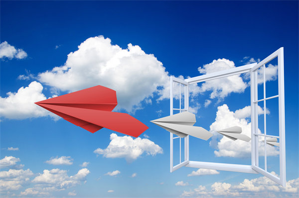 在企業(yè)管理中，專權(quán)式和民主式管理各有哪些優(yōu)缺點(diǎn)？