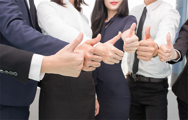 在企業(yè)管理中，專權(quán)式和民主式管理各有哪些優(yōu)缺點(diǎn)？