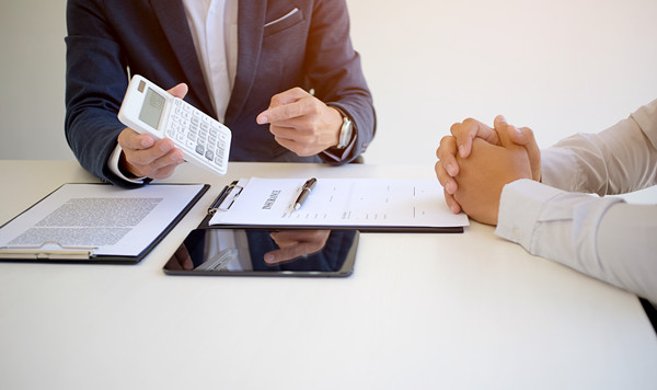 績效管理中，如何有效溝通反饋以促進員工成長？