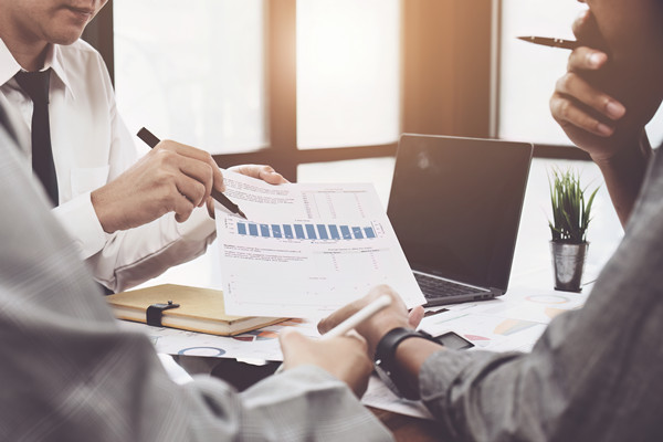 年度經(jīng)營(yíng)計(jì)劃中如何平衡短期收益與長(zhǎng)期戰(zhàn)略投資？