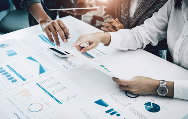 預(yù)算管理過(guò)程中如何有效識(shí)別并控制成本超支風(fēng)險(xiǎn)？