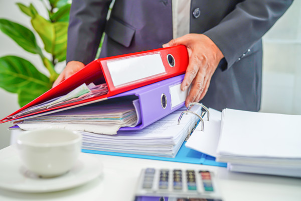 組織規(guī)劃中如何平衡集權(quán)與分權(quán)，促進(jìn)決策效率？