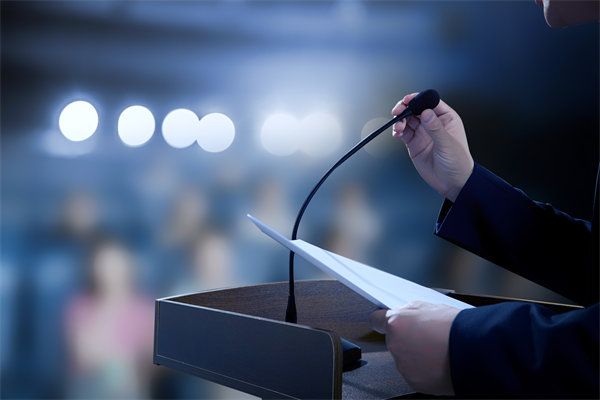 績效管理中，如何有效反饋以促進員工持續(xù)改進與成長？