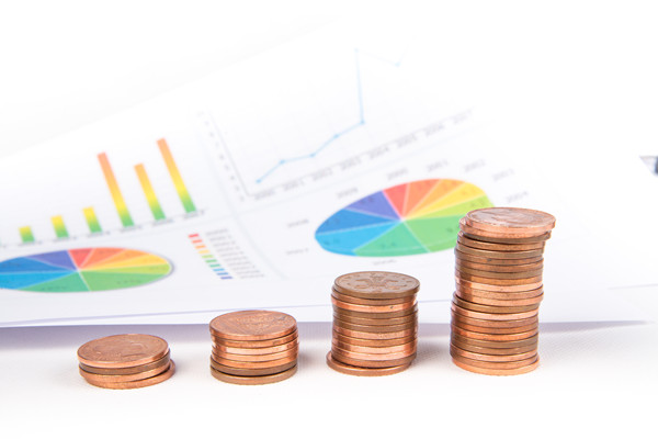 靈活預(yù)算管理：如何在不確定環(huán)境中保持財(cái)務(wù)穩(wěn)?。? />
</p>
<p>
	　　<strong>三、優(yōu)化資金結(jié)構(gòu)</strong>
</p>
<p>
	　　優(yōu)化資金結(jié)構(gòu)是企業(yè)財(cái)務(wù)管理中的關(guān)鍵一環(huán)，它直接影響到企業(yè)的運(yùn)營(yíng)效率、盈利能力和財(cái)務(wù)穩(wěn)健性。以下是一些優(yōu)化資金結(jié)構(gòu)的具體策略：
</p>
<p>
	　　1、明確資金結(jié)構(gòu)優(yōu)化的目標(biāo)
</p>
<p>
	　?。?）提高資金使用效率：確保資金能夠高效流動(dòng)，減少閑置和浪費(fèi)。
</p>
<p>
	　?。?）降低資金成本：通過(guò)合理的資金配置，降低融資成本和資金占用成本。
</p>
<p>
	　　（3）增強(qiáng)財(cái)務(wù)穩(wěn)健性：確保企業(yè)在面臨不確定性時(shí)，有足夠的資金儲(chǔ)備和靈活的融資渠道。
</p>
<p>
	　　2、實(shí)施資金結(jié)構(gòu)優(yōu)化的具體策略
</p>
<p>
	　　（1）做好經(jīng)營(yíng)計(jì)劃和資金預(yù)算
</p>
<p>
	　　（1.1）制定經(jīng)營(yíng)計(jì)劃：明確企業(yè)的發(fā)展目標(biāo)、計(jì)劃產(chǎn)量、預(yù)期利潤(rùn)等，為資金預(yù)算提供基礎(chǔ)。
</p>
<p>
	　?。?.2）編制資金預(yù)算：以經(jīng)營(yíng)計(jì)劃為基礎(chǔ)，對(duì)未來(lái)經(jīng)濟(jì)活動(dòng)中的資金流入流出進(jìn)行具體量化，分年度和月度兩個(gè)層級(jí)編制，注重預(yù)算執(zhí)行過(guò)程的監(jiān)督以及執(zhí)行情況的分析，及時(shí)發(fā)現(xiàn)問(wèn)題并積極改進(jìn)。
</p>
<p>
	　?。?）合理安排流動(dòng)資產(chǎn)、凈資產(chǎn)與投資規(guī)模的結(jié)構(gòu)
</p>
<p>
	　?。?.1）保持適度的流動(dòng)資產(chǎn)：確保企業(yè)有足夠的現(xiàn)金和等價(jià)物來(lái)應(yīng)對(duì)日常經(jīng)營(yíng)和突發(fā)情況，同時(shí)避免資金閑置。
</p>
<p>
	　?。?.2）優(yōu)化凈資產(chǎn)結(jié)構(gòu)：通過(guò)調(diào)整股本結(jié)構(gòu)、留存收益等方式，提高凈資產(chǎn)的質(zhì)量和穩(wěn)定性。
</p>
<p>
	　?。?.3）合理配置投資規(guī)模：根據(jù)企業(yè)的盈利能力和風(fēng)險(xiǎn)承受能力，合理配置長(zhǎng)期投資和短期投資的比例，以實(shí)現(xiàn)收益與風(fēng)險(xiǎn)的平衡。
</p>
<p>
	　?。?）比較不同籌資渠道的資金成本，選擇最優(yōu)組合結(jié)構(gòu)
</p>
<p>
	　?。?.1）債務(wù)融資與股權(quán)融資的平衡：根據(jù)企業(yè)的實(shí)際情況和市場(chǎng)環(huán)境，選擇適當(dāng)?shù)膫鶆?wù)融資和股權(quán)融資比例，以降低資金成本并提高融資靈活性。
</p>
<p>
	　?。?.2）利用多元化融資渠道：包括銀行貸款、債券發(fā)行、股權(quán)融資、租賃融資等，降低對(duì)單一融資渠道的依賴風(fēng)險(xiǎn)。
</p>
<p>
	　?。?）加強(qiáng)應(yīng)收賬款和存貨管理
</p>
<p>
	　?。?.1）應(yīng)收賬款管理：建立完善的客戶信用評(píng)估機(jī)制和收款機(jī)制，縮短收款周期，減少壞賬損失。
</p>
<p>
	　?。?.2）存貨管理：通過(guò)精準(zhǔn)的需求預(yù)測(cè)和供應(yīng)鏈管理，控制存貨水平，避免積壓和缺貨現(xiàn)象的發(fā)生。
</p>
<p>
	　?。?）利用金融科技工具提高資金管理效率
</p>
<p>
	　　（5.1）智能財(cái)務(wù)軟件：運(yùn)用智能財(cái)務(wù)軟件實(shí)現(xiàn)資金的實(shí)時(shí)監(jiān)控、數(shù)據(jù)分析等功能，提高資金管理的準(zhǔn)確性和效率。
</p>
<p>
	　　（5.2）金融衍生工具：在具備專業(yè)知識(shí)和風(fēng)險(xiǎn)管理能力的前提下，利用遠(yuǎn)期合約、期權(quán)、期貨等金融衍生工具進(jìn)行資金風(fēng)險(xiǎn)管理，鎖定未來(lái)的資金成本或收益。
</p>
<p>
	　?。?）加強(qiáng)內(nèi)部控制與審計(jì)
</p>
<p>
	　　（6.1）建立健全的內(nèi)部控制體系：確保資金管理活動(dòng)的合規(guī)性和有效性。
</p>
<p>
	　?。?.2）加強(qiáng)內(nèi)部審計(jì)：定期對(duì)資金管理活動(dòng)進(jìn)行審計(jì)和監(jiān)督，及時(shí)發(fā)現(xiàn)并糾正存在的問(wèn)題。
</p>
<p>
	　　3、持續(xù)優(yōu)化與調(diào)整
</p>
<p>
	　?。?）定期評(píng)估資金結(jié)構(gòu)：根據(jù)市場(chǎng)環(huán)境和企業(yè)實(shí)際情況的變化，定期對(duì)資金結(jié)構(gòu)進(jìn)行評(píng)估和調(diào)整。
</p>
<p>
	　?。?）靈活應(yīng)對(duì)市場(chǎng)變化：密切關(guān)注市場(chǎng)動(dòng)態(tài)和行業(yè)趨勢(shì)，及時(shí)調(diào)整資金運(yùn)營(yíng)策略以適應(yīng)市場(chǎng)變化。
</p>
<p>
	　　通過(guò)上述策略的實(shí)施，企業(yè)可以不斷優(yōu)化資金結(jié)構(gòu)，提高資金使用效率，降低資金成本，增強(qiáng)財(cái)務(wù)穩(wěn)健性，為企業(yè)的持續(xù)發(fā)展和創(chuàng)新提供有力支持。
</p>
<p>
	　　<strong>四、加強(qiáng)財(cái)務(wù)分析與決策支持</strong>
</p>
<p>
	　　加強(qiáng)財(cái)務(wù)分析與決策支持是企業(yè)管理中的重要環(huán)節(jié)，它有助于企業(yè)更好地理解自身財(cái)務(wù)狀況，識(shí)別潛在風(fēng)險(xiǎn)，制定科學(xué)合理的決策。以下是一些關(guān)鍵策略和措施，用于加強(qiáng)財(cái)務(wù)分析與決策支持：
</p>
<p>
	　　1、提升財(cái)務(wù)數(shù)據(jù)質(zhì)量
</p>
<p>
	　　（1）完善數(shù)據(jù)錄入和審核機(jī)制：建立嚴(yán)格的數(shù)據(jù)錄入和審核流程，確保財(cái)務(wù)數(shù)據(jù)的準(zhǔn)確性和完整性。明確各環(huán)節(jié)責(zé)任人的職責(zé)，減少數(shù)據(jù)錄入和處理過(guò)程中的錯(cuò)誤和偏差。
</p>
<p>
	　?。?）引入數(shù)據(jù)驗(yàn)證工具和自動(dòng)化流程：利用數(shù)據(jù)驗(yàn)證工具和自動(dòng)化流程對(duì)新錄入的數(shù)據(jù)進(jìn)行實(shí)時(shí)校驗(yàn)，降低數(shù)據(jù)錯(cuò)誤率。同時(shí)，對(duì)歷史數(shù)據(jù)進(jìn)行全面清理和核對(duì)，糾正以往存在的錯(cuò)誤和遺漏。
</p>
<p>
	　　2、優(yōu)化財(cái)務(wù)分析方法
</p>
<p>
	　　（1）采用先進(jìn)的分析工具和技術(shù)：引入數(shù)據(jù)挖掘、統(tǒng)計(jì)分析、可視化工具等先進(jìn)的分析工具和技術(shù)，使分析結(jié)果更加直觀、清晰。這些工具可以幫助企業(yè)深入挖掘財(cái)務(wù)數(shù)據(jù)背后的原因和趨勢(shì)，為決策提供更深入、更有價(jià)值的信息。
</p>
<p>
	　?。?）建立多維度的財(cái)務(wù)分析模型：涵蓋成本分析、利潤(rùn)分析、資金流量分析等多個(gè)方面，能夠更全面地反映企業(yè)的財(cái)務(wù)狀況和經(jīng)營(yíng)成果。同時(shí)，定期對(duì)分析模型進(jìn)行評(píng)估和改進(jìn)，根據(jù)業(yè)務(wù)變化和市場(chǎng)動(dòng)態(tài)調(diào)整分析指標(biāo)和參數(shù)。
</p>
<p>
	　　3、加強(qiáng)跨部門溝通與協(xié)作
</p>
<p>
	　　（1）建立財(cái)務(wù)與業(yè)務(wù)部門的良好合作關(guān)系：主動(dòng)與各業(yè)務(wù)部門進(jìn)行溝通交流，了解他們的工作流程和需求，建立緊密的合作關(guān)系。通過(guò)聯(lián)合會(huì)議、定制化培訓(xùn)等方式，促進(jìn)財(cái)務(wù)與業(yè)務(wù)的融合。
</p>
<p>
	　　（2）整合財(cái)務(wù)和業(yè)務(wù)數(shù)據(jù)：建立財(cái)務(wù)決策支持?jǐn)?shù)據(jù)庫(kù)，整合各類財(cái)務(wù)和業(yè)務(wù)數(shù)據(jù)，為決策提供便捷的數(shù)據(jù)查詢和分析平臺(tái)。這有助于打破信息孤島，提高數(shù)據(jù)的利用效率和決策的準(zhǔn)確性。
</p>
<p>
	　　4、培養(yǎng)專業(yè)的財(cái)務(wù)分析團(tuán)隊(duì)
</p>
<p>
	　?。?）提升財(cái)務(wù)人員職業(yè)素養(yǎng)和專業(yè)素養(yǎng)：鼓勵(lì)財(cái)務(wù)人員參加專業(yè)培訓(xùn)和學(xué)習(xí)，提升他們的財(cái)務(wù)知識(shí)和技能水平。同時(shí)，加強(qiáng)財(cái)務(wù)人員的業(yè)務(wù)流程學(xué)習(xí)，了解企業(yè)的業(yè)務(wù)全貌，提高財(cái)務(wù)指導(dǎo)及服務(wù)水平。
</p>
<p>
	　　（2）建立財(cái)務(wù)分析團(tuán)隊(duì)：組建專業(yè)的財(cái)務(wù)分析團(tuán)隊(duì)，負(fù)責(zé)深入挖掘和分析財(cái)務(wù)數(shù)據(jù)背后的原因和趨勢(shì)。團(tuán)隊(duì)成員應(yīng)具備扎實(shí)的財(cái)務(wù)基礎(chǔ)知識(shí)和豐富的實(shí)踐經(jīng)驗(yàn)，能夠運(yùn)用多種分析方法和技術(shù)為企業(yè)決策提供有力支持。
</p>
<p>
	　　5、結(jié)合非財(cái)務(wù)信息進(jìn)行綜合分析
</p>
<p>
	　?。?）關(guān)注市場(chǎng)趨勢(shì)和客戶需求：結(jié)合市場(chǎng)需求、競(jìng)爭(zhēng)狀況、政策環(huán)境等非財(cái)務(wù)信息，對(duì)財(cái)務(wù)數(shù)據(jù)進(jìn)行綜合分析。這有助于企業(yè)更全面地了解市場(chǎng)環(huán)境和經(jīng)營(yíng)狀況，為決策提供多維度的支持。
</p>
<p>
	　　（2）加強(qiáng)業(yè)務(wù)與財(cái)務(wù)的融合：推動(dòng)業(yè)務(wù)與財(cái)務(wù)的深度融合，使財(cái)務(wù)分析更加貼近業(yè)務(wù)實(shí)際。通過(guò)業(yè)務(wù)前端的數(shù)據(jù)追蹤和過(guò)程分析，找出影響財(cái)務(wù)指標(biāo)的關(guān)鍵因素和潛在問(wèn)題，為業(yè)務(wù)改進(jìn)和決策優(yōu)化提供有力支持。
</p>
<p>
	　　6、建立持續(xù)的反饋和改進(jìn)機(jī)制
</p>
<p>
	　?。?）定期評(píng)估和分析結(jié)果：定期對(duì)財(cái)務(wù)分析結(jié)果進(jìn)行評(píng)估和反饋，了解分析模型的準(zhǔn)確性和有效性。根據(jù)評(píng)估結(jié)果及時(shí)調(diào)整分析方法和模型參數(shù)，確保分析結(jié)果的時(shí)效性和準(zhǔn)確性。
</p>
<p>
	　?。?）建立閉環(huán)管理機(jī)制：形成分析、落實(shí)、檢查、總結(jié)的閉環(huán)管理機(jī)制，對(duì)分析結(jié)果進(jìn)行跟蹤檢查和反饋。這有助于及時(shí)發(fā)現(xiàn)和解決潛在問(wèn)題，提高財(cái)務(wù)分析和決策支持的效果和質(zhì)量。
</p>
<p>
	　　通過(guò)以上措施的實(shí)施和持續(xù)優(yōu)化，企業(yè)可以加強(qiáng)財(cái)務(wù)分析與決策支持能力，為企業(yè)的穩(wěn)健發(fā)展和競(jìng)爭(zhēng)力提升提供有力保障。
</p>
<p style=