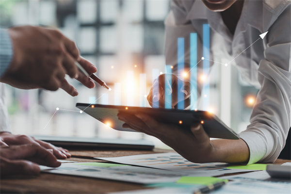 年度經(jīng)營計劃中，如何強化成本控制與提升運營效率？