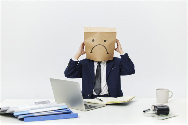 組織變革中，如何管理員工情緒與阻力，確保平穩(wěn)過(guò)渡？