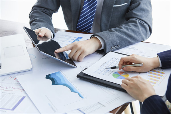 薪酬管理如何平衡內(nèi)部公平與外部市場(chǎng)競(jìng)爭(zhēng)力？