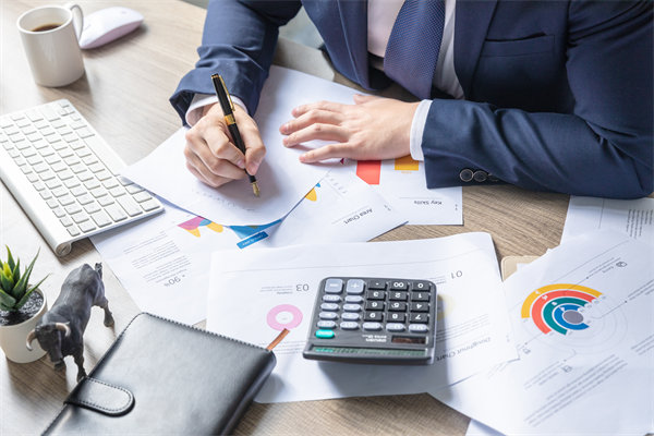 利用大數(shù)據(jù)與AI優(yōu)化績(jī)效管理流程，提升決策效率！