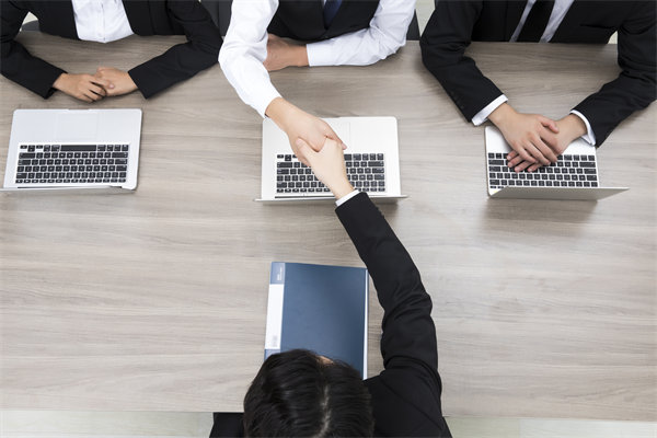 如何有效招聘并留住頂尖人才，提升團隊競爭力？