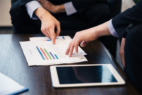 如何將企業(yè)長期戰(zhàn)略目標(biāo)融入員工短期績效考核體系？