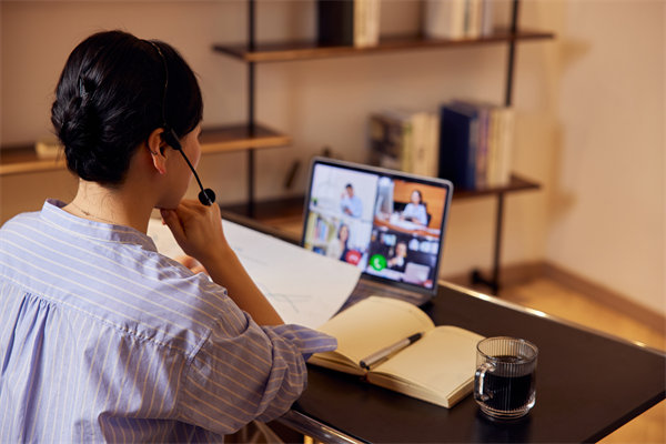 遠程工作模式下，如何確保員工效率與團隊凝聚力？