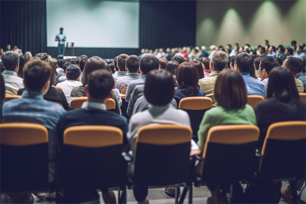 在變革中，如何有效管理組織內(nèi)部的沖突與不確定性？