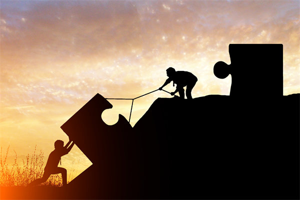 年度經(jīng)營計劃實施中，如何確保各部門協(xié)同一致？