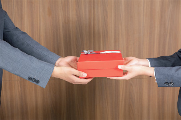 市場競爭激烈，如何制定薪酬策略以吸引并留住人才？