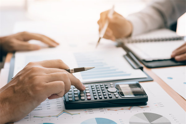 制定年度預(yù)算時，如何兼顧創(chuàng)新投入與成本控制？