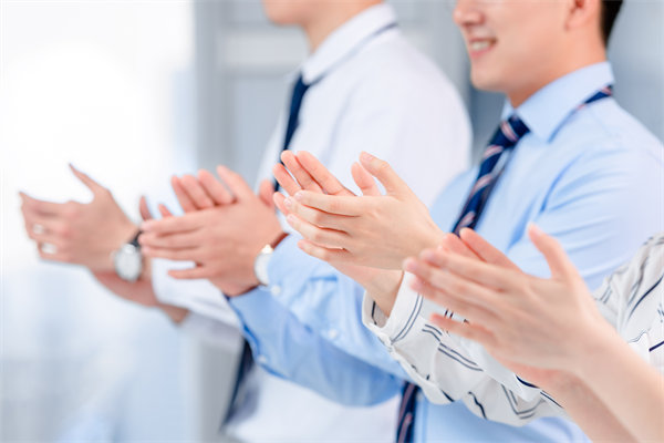 面對人才流失問題，企業(yè)應(yīng)如何改進(jìn)人力資源策略？