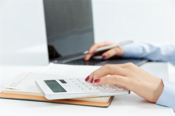 市場環(huán)境突變時，企業(yè)如何靈活調(diào)整預(yù)算策略以應(yīng)對？