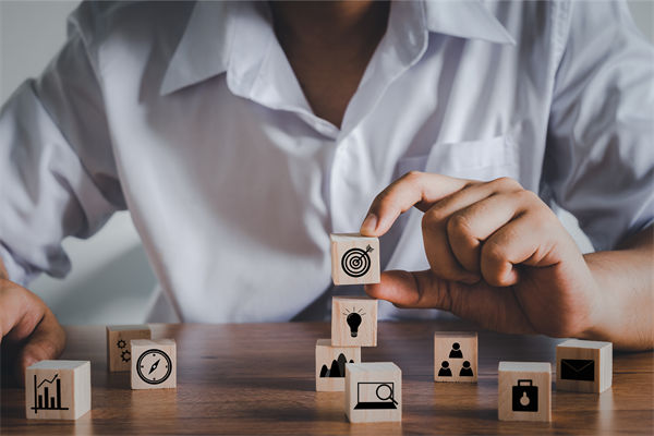 商業(yè)環(huán)境復(fù)雜多變，如何高效實(shí)施集團(tuán)全面管控策略？