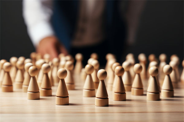 資源分配時，組織規(guī)劃如何平衡各部門需求與整體目標？