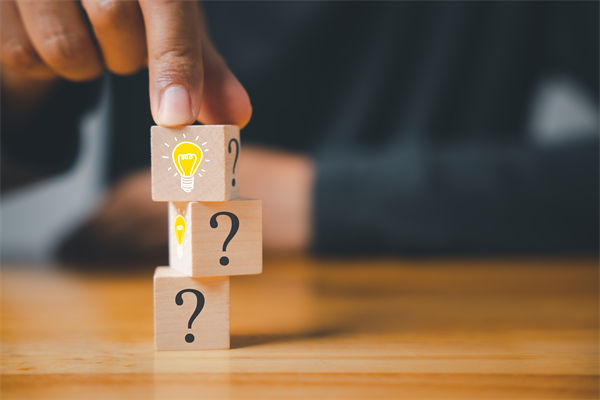 在制定企業(yè)戰(zhàn)略規(guī)劃時(shí)，如何平衡短期與長(zhǎng)期目標(biāo)？