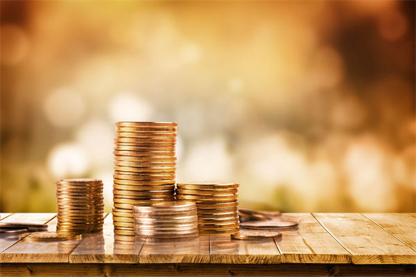 在制定企業(yè)戰(zhàn)略規(guī)劃時(shí)，如何平衡短期與長(zhǎng)期目標(biāo)？