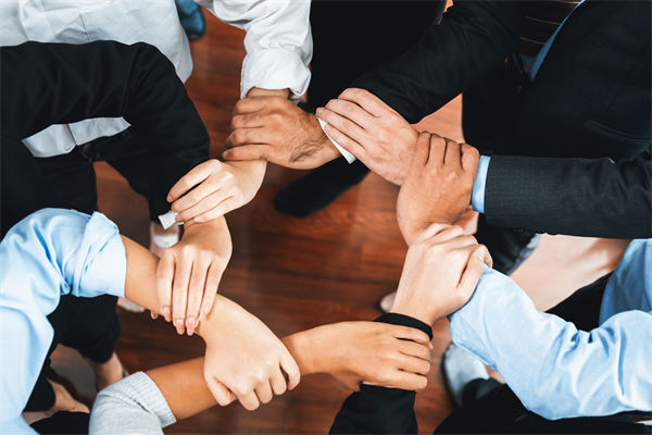 在制定企業(yè)戰(zhàn)略規(guī)劃時(shí)，如何平衡短期與長(zhǎng)期目標(biāo)？