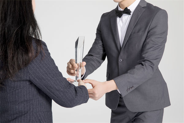 績效管理中，如何激勵優(yōu)秀員工，又幫助其提升？