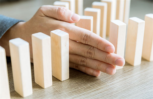 在年度經(jīng)營計劃中，如何有效識別并應(yīng)對潛在風(fēng)險？