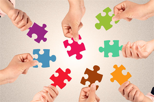 集團管控中，如何建立有效的內部溝通機制以促進協同？