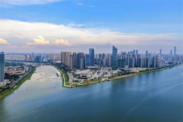 長(zhǎng)沙戰(zhàn)略咨詢公司如何為企業(yè)定制差異化競(jìng)爭(zhēng)戰(zhàn)略？