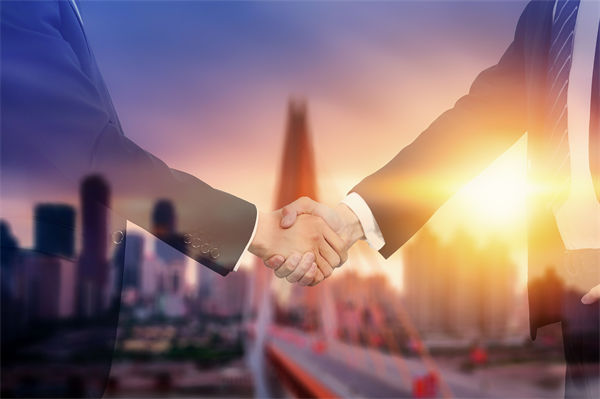 品牌戰(zhàn)略管理中，如何有效應(yīng)對(duì)市場(chǎng)變化與消費(fèi)者需求？