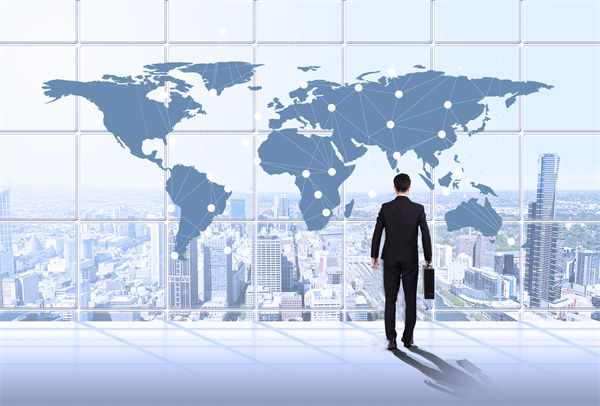 績效咨詢過程中，如何確保咨詢方案的落地實施？