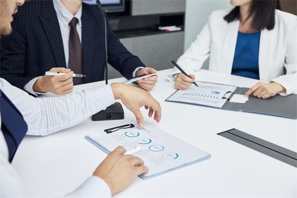 在組織變革中，如何確保員工順利過渡并減少負面影響？