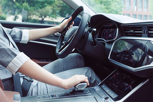 女子工資4600每天花近百元通勤上班，人力資源怎么看？