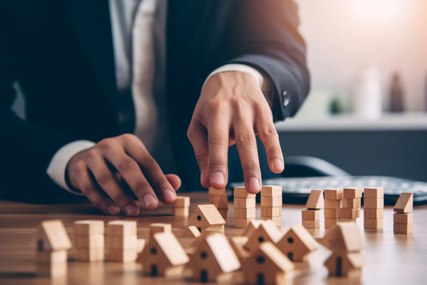 面對(duì)復(fù)雜市場(chǎng)環(huán)境，集團(tuán)管控咨詢?nèi)绾未_保企業(yè)穩(wěn)健前行？