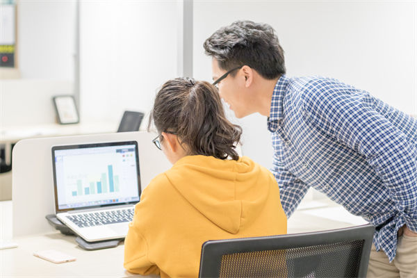 員工績效不佳，是應(yīng)該立即解雇還是給予改進機會？