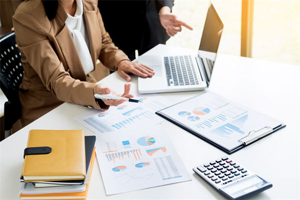 薪酬與市場(chǎng)脫節(jié)，員工抱怨不斷，如何對(duì)標(biāo)市場(chǎng)調(diào)薪？