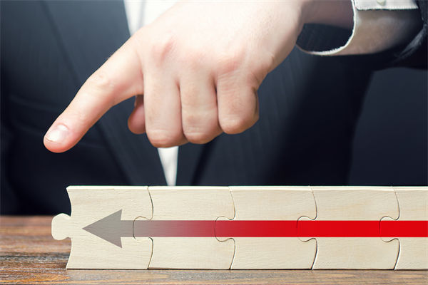 戰(zhàn)略執(zhí)行層層衰減，集團管控如何確保目標精準落地？