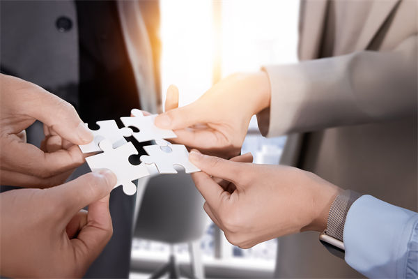 把頂層設(shè)計和問計于民統(tǒng)一起來，對企業(yè)戰(zhàn)略的啟示