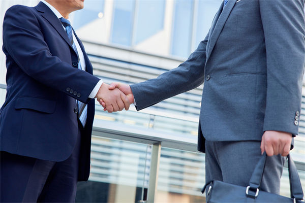 29歲女演員回應(yīng)在餐廳當(dāng)服務(wù)員，人力資源怎么看？