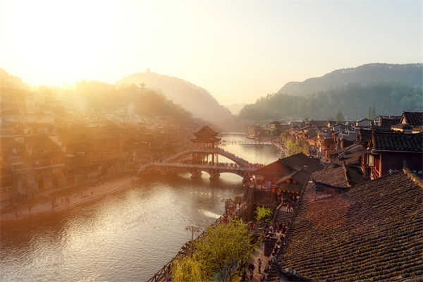 戰(zhàn)略規(guī)劃分析：村民不滿古鎮(zhèn)收門票，指引游客逃票